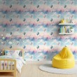 Papier peint baby Montgolfières motif nuages fond multicolore