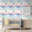 Papier peint baby Montgolfières motif nuages fond multicolore