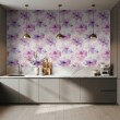 Papel pintado floral diseño artístico flores acuarela en tonos lila y rosa fondo beige claro