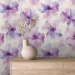 Florale Tapete künstlerisches Design Aquarellblumen in Lila- und Rosatönen heller beiger Hintergrund