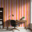Gestreifte Tapete künstlerisches modernes Design vertikale Streifen rosa und orange